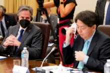 Ngoại trưởng Hoa Kỳ Antony Blinken (trái) lắng nghe khi Ngoại trưởng Nhật Bản Yoshimasa Hayashi (phải) khai mạc cuộc họp của các ngoại trưởng Đối thoại An ninh Tứ giác (Quad) tại Melbourne, Úc, hôm 11/02/2022. (Ảnh: Sandra Sanders /POOL/AFP qua Getty Images)