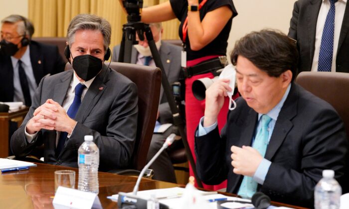 Ngoại trưởng Hoa Kỳ Antony Blinken (trái) lắng nghe khi Ngoại trưởng Nhật Bản Yoshimasa Hayashi (phải) khai mạc cuộc họp của các ngoại trưởng Đối thoại An ninh Tứ giác (Quad) tại Melbourne, Úc, hôm 11/02/2022. (Ảnh: Sandra Sanders /POOL/AFP qua Getty Images)