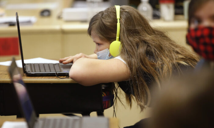 Một học sinh học bài trên máy điện toán tại một trường học ở Provo, Utah, vào ngày 10/02/2021. (Ảnh: George Frey/Getty Images)