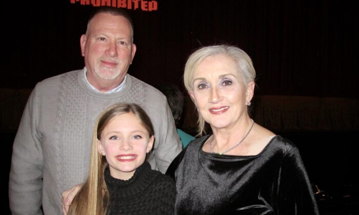 (Từ trái sang phải) Gia đình Richard, Ellie, và Barbara Nydam thưởng lãm Nghệ thuật Biểu diễn Shen Yun tại Nhà hát William Saroyan ở Providence, tiểu bang Rhode Island, chiều hôm 28/01. (Ảnh:Mary Mann/The Epoch Times)