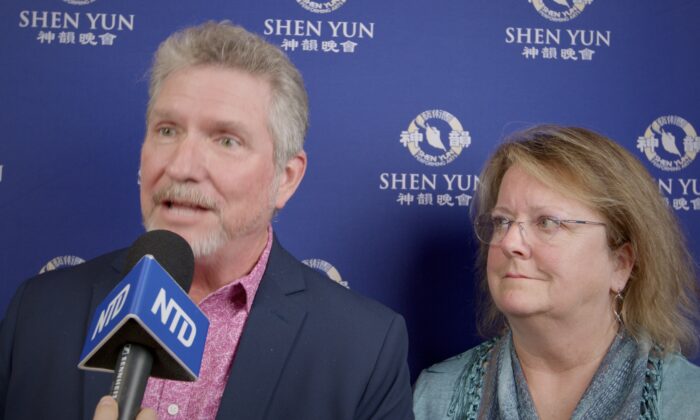 Ông Wes Lewis và bà Kelli Tremblay tham dự Nghệ thuật Biểu diễn Shen Yun tại Trung tâm Nghệ thuật Biểu diễn Steven Tanger hôm 18/01/2023. (Ảnh: NTD)