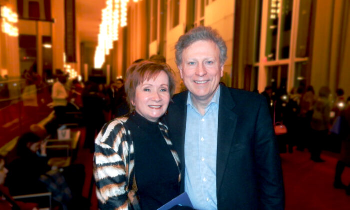Bà Holly Horning và ông Scott Cameron thưởng lãm Nghệ thuật Biểu diễn Shen Yun tại Nhà hát Opera Trung tâm Kennedy hôm 24/01/2023. (Ảnh: Weiyong Zhu/The Epoch Times)
