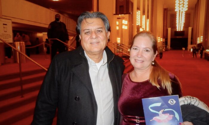 Ông Manny Romero và bà Olga Montoya thưởng thức Nghệ thuật Biểu diễn Shen Yun tại Nhà hát Opera Trung tâm Kennedy hôm 26/01/2023. (Ảnh: Weiyong Zhu/The Epoch Times)