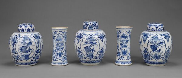Một bộ gồm năm chiếc bình có nắp đậy từ thời Khang Hy (1662 – 1722). Gốm sứ cứng với lớp tráng men có trang trí họa tiết màu xanh. Bảo tàng J.Paul Getty. (Ảnh: Tài sản công)