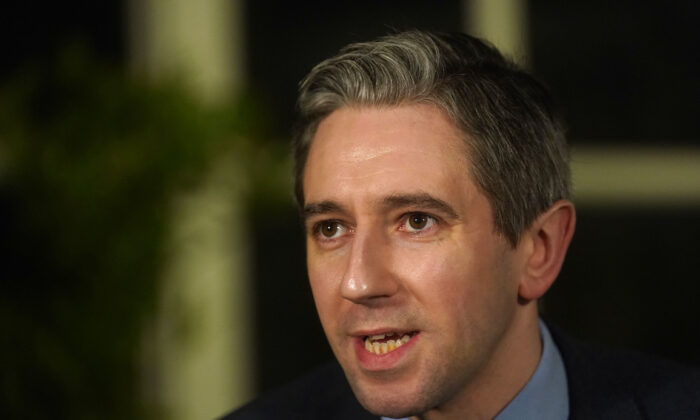 Bộ trưởng Bộ Tư pháp Simon Harris trong một cuộc họp báo tại Farmleigh House ở Dublin sau Hội nghị Liên chính phủ Ireland thuộc Anh hôm 19/01/2023. Bộ trưởng Bộ Tư pháp này tuyên bố hủy bỏ chương trình ‘thị thực vàng’ của Ireland.