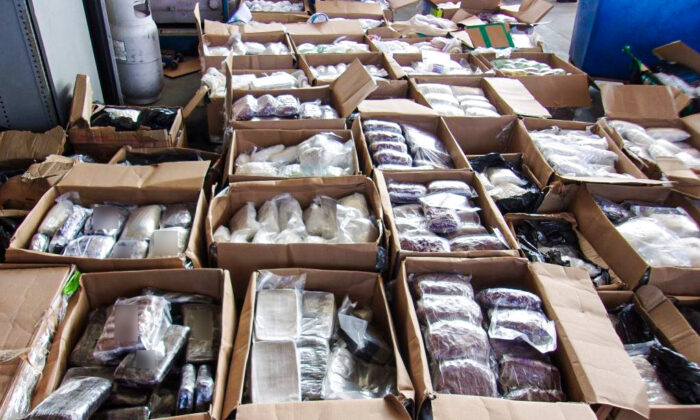 Các nhân viên của Cơ quan Hải quan và Bảo vệ Biên giới Hoa Kỳ tại cơ sở thương mại Otay Mesa đã thu giữ hơn 3,100 pound (khoảng 1,406 kg) gồm các chất methamphetamine, bột fentanyl, viên nén fentanyl và heroin như một phần của vụ bắt giữ methamphetamine lớn thứ hai dọc biên giới phía tây nam trong lịch sử của cơ quan này, dựa trên thông tin do DEA hợp tác với HSI trình bày, vào ngày 09/10/2020. (Ảnh: DEA)