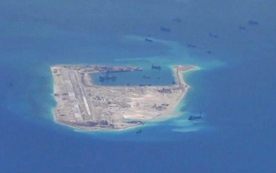 Các tàu nạo vét của Trung Quốc được nhìn thấy đi lại công khai trên vùng biển quanh Đá Chữ Thập (Fiery Cross Reef) thuộc Quần đảo Trường Sa đang tranh chấp ở Biển Đông, trong bức ảnh tĩnh trích từ video do phi cơ giám sát P-8A Poseidon ghi lại và được Hải quân Hoa Kỳ cung cấp, vào ngày 21/05/2015. (Ảnh: Hải quân Hoa Kỳ/Phát qua Reuters/Ảnh tư liệu)