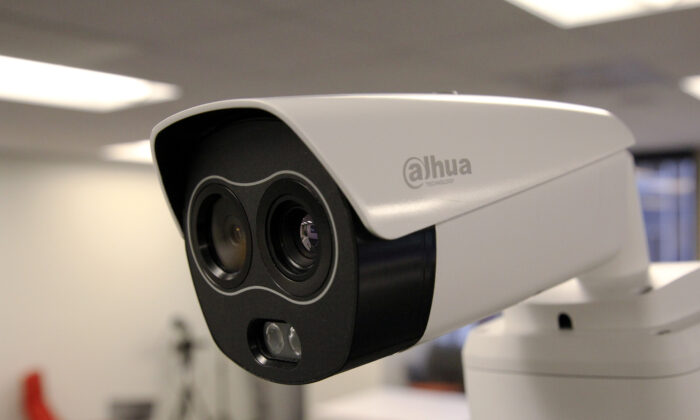 Một camera thân nhiệt của Công ty Công nghệ Dahua được nhìn thấy trong một buổi trình diễn máy quay tại một văn phòng ở San Francisco, California, ngày 24/04/2020. (Ảnh: Nathan Frandino/Reuters)