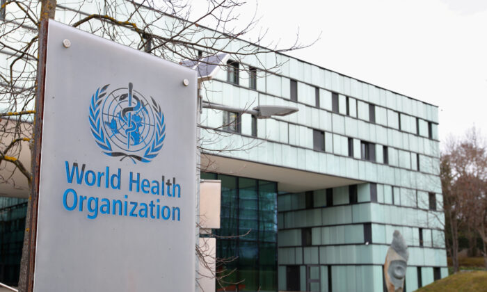Một logo được chụp bên ngoài một tòa nhà của Tổ chức Y tế Thế giới (WHO) ở Geneva, Thụy Sĩ. (Ảnh: Denis Balibouse/Reuters)