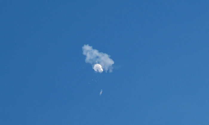 Khinh khí cầu do thám Trung Quốc trôi ra biển sau khi bị bắn rơi ngoài khơi bờ biển Surfside Beach, South Carolina, hôm 04/02/2023. (Ảnh: Randall Hill/Reuters)