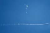 Một phản lực cơ bay ngang qua khinh khí cầu do thám Trung Quốc sau khi bắn rơi nó ngoài khơi bờ biển Surfside Beach, South Carolina, hôm 04/02/2023. (Ảnh: Randall Hill/Reuters)