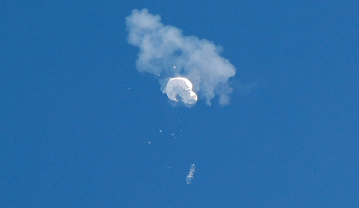 Khinh khí cầu của Trung Quốc bị tình nghi là công cụ do thám trôi dạt ra biển sau khi bị bắn rơi ngoài khơi bờ biển Surfside Beach, South Carolina, hôm 04/02/2023. (Ảnh: Randall Hill/Reuters)