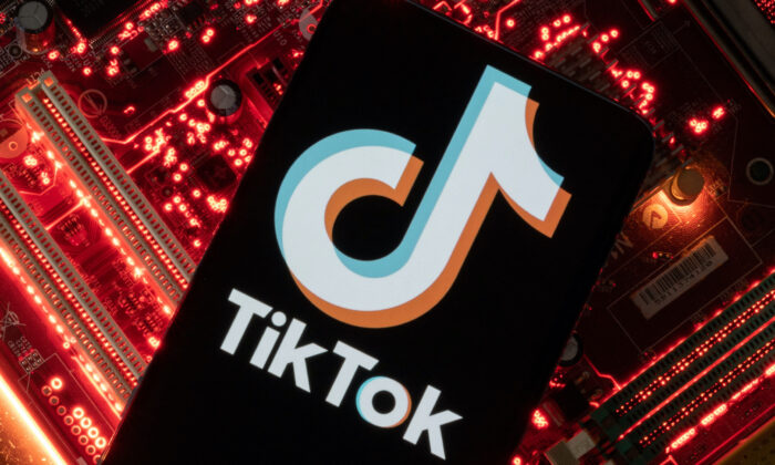 Trong hình minh họa được chụp hôm 23/02/2023 này, một chiếc điện thoại thông minh có logo TikTok hiển thị được đặt trên bo mạch chủ của một máy điện toán. (Ảnh: Dado Ruvic/Reuters)