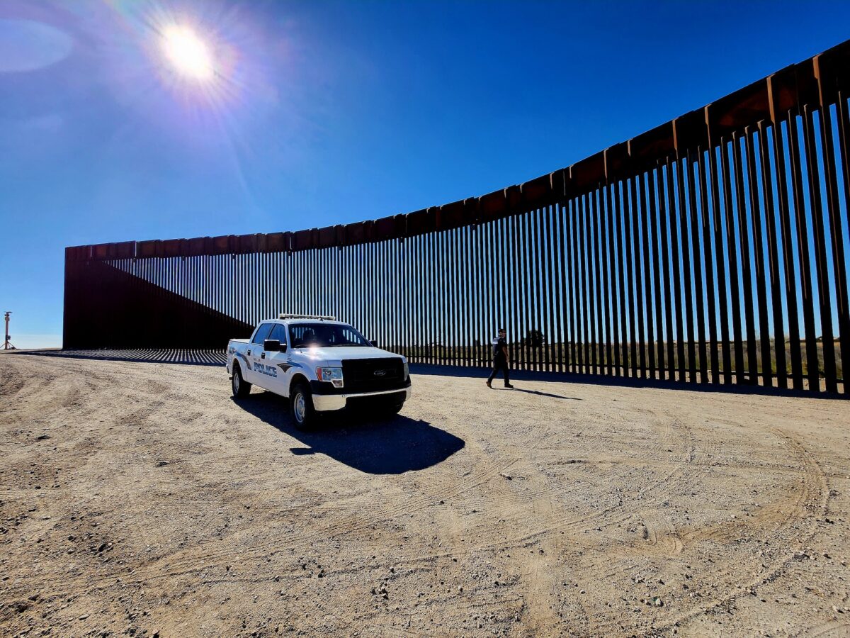 Trung úy cảnh sát Marco Santana rời khỏi xe tuần tra của mình để kiểm tra một phần của bức tường biên giới phía nam ở San Luis, Arizona, hôm 27/01/2023. (Ảnh: Allan Stein/The Epoch Times)