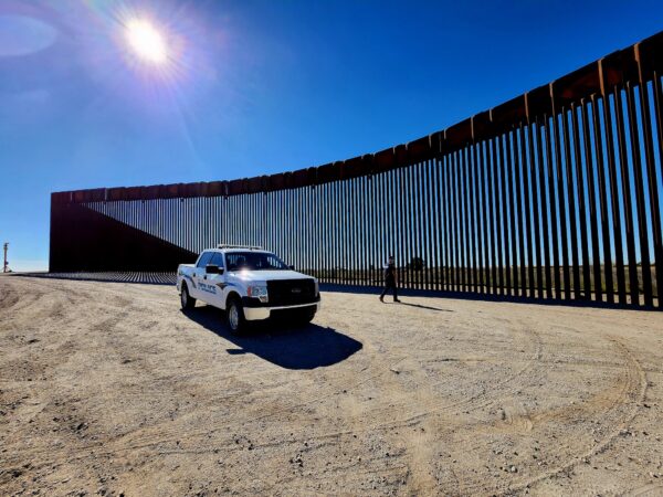 Trung úy cảnh sát Marco Santana của thành phố San Luis, Arizona ra khỏi xe để kiểm tra một phần bức tường biên giới phía nam, hôm 27/01/2023. (Ảnh: Allan Stein/The Epoch Times)