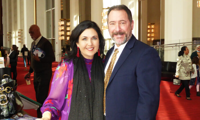 Ông Dennis và bà Courtney Davio thưởng lãm Nghệ thuật Biểu diễn Shen Yun tại Nhà hát Opera Trung tâm Kennedy hôm 28/01/2023. (Ảnh: Frank Liang/The Epoch Times)
