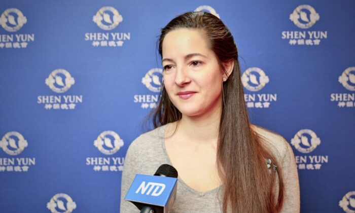 Cô Aleksandra Kalentic thưởng thức Shen Yun tại thành phố Lausanne, Thụy Sĩ hôm 16/01/2023. (Ảnh: NTD)