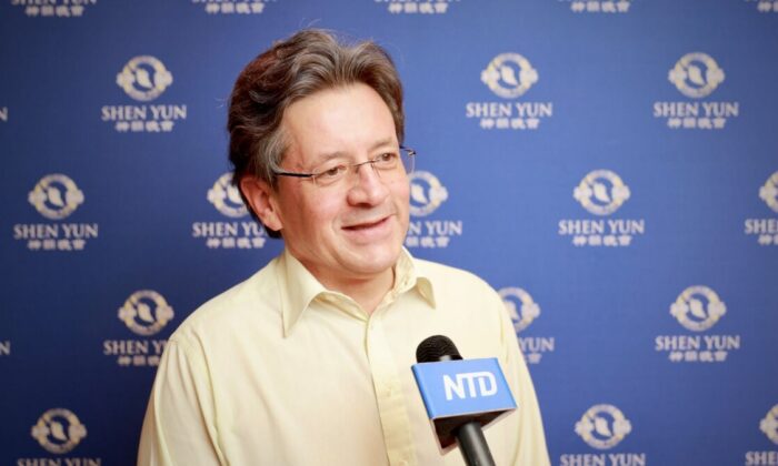 Ông Jean-François Chapuisat thưởng thức Nghệ Thuật Biểu Diễn Shen Yun tối 16/01/2023, tại Nhà hát Beaulieu. (Ảnh: NTD)