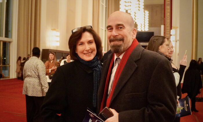 Bà Jill và ông Mark Schigley thưởng thức Nghệ thuật Biểu diễn Shen Yun tại Nhà hát Opera Trung tâm Kennedy hôm 27/01/2023. (Ảnh: Terri Wu/The Epoch Times)