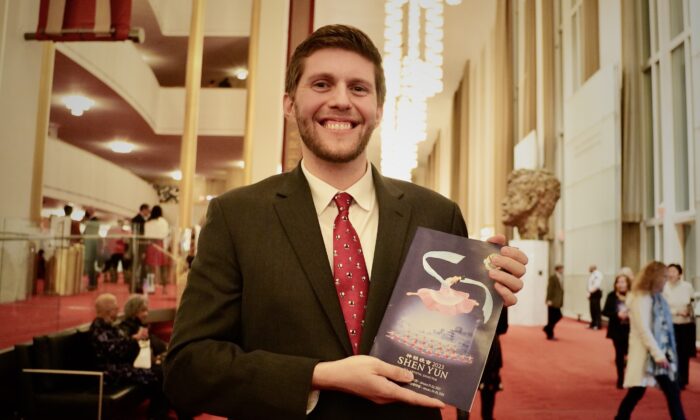 Ông Ryan Crowder thưởng thức Nghệ thuật Biểu diễn Shen Yun tại Nhà hát Opera Trung tâm Kennedy, hôm 25/01/2023. (Ảnh: Terri Wu/The Epoch Times)