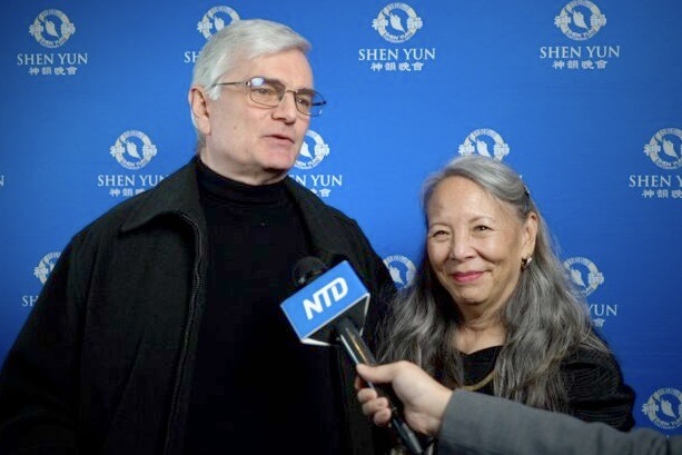 Ông Marcus Feldman và bà Linda Byrd tham dự chương trình Nghệ thuật Biểu diễn Shen Yun ở Trung tâm Harris, hôm 25/01/2023. (Ảnh: Đài truyền hình Tân Đường Nhân)