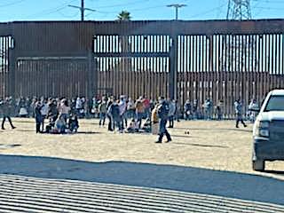 Một nhóm lớn những người di cư bất hợp pháp chờ được giải quyết từ phía Hoa Kỳ của bức tường biên giới ở San Luis, Arizona khoảng một tháng trước. (Ảnh: Đăng dưới sự cho phép của Trung úy Cảnh sát San Luis Marco Santana)