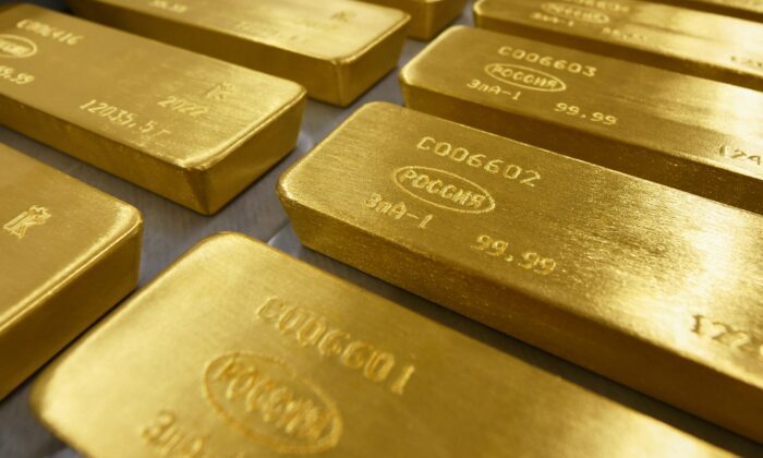 Những thỏi vàng nguyên chất 99.99% được đặt trong xe đẩy tại nhà máy kim loại màu Krastsvetmet ở thành phố Krasnoyarsk, thuộc vùng Siberia, Nga, hôm 10/03/2022. (Ảnh: Alexander Manzyuk/Reuters)