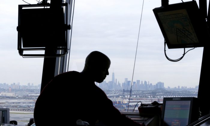 Một nhân viên kiểm soát không lưu làm việc trong tòa tháp ở Phi trường Quốc tế Newark Liberty, ở Newark, New Jersey, vào ngày 21/05/2015. (Ảnh: Julio Cortez/AP Photo)