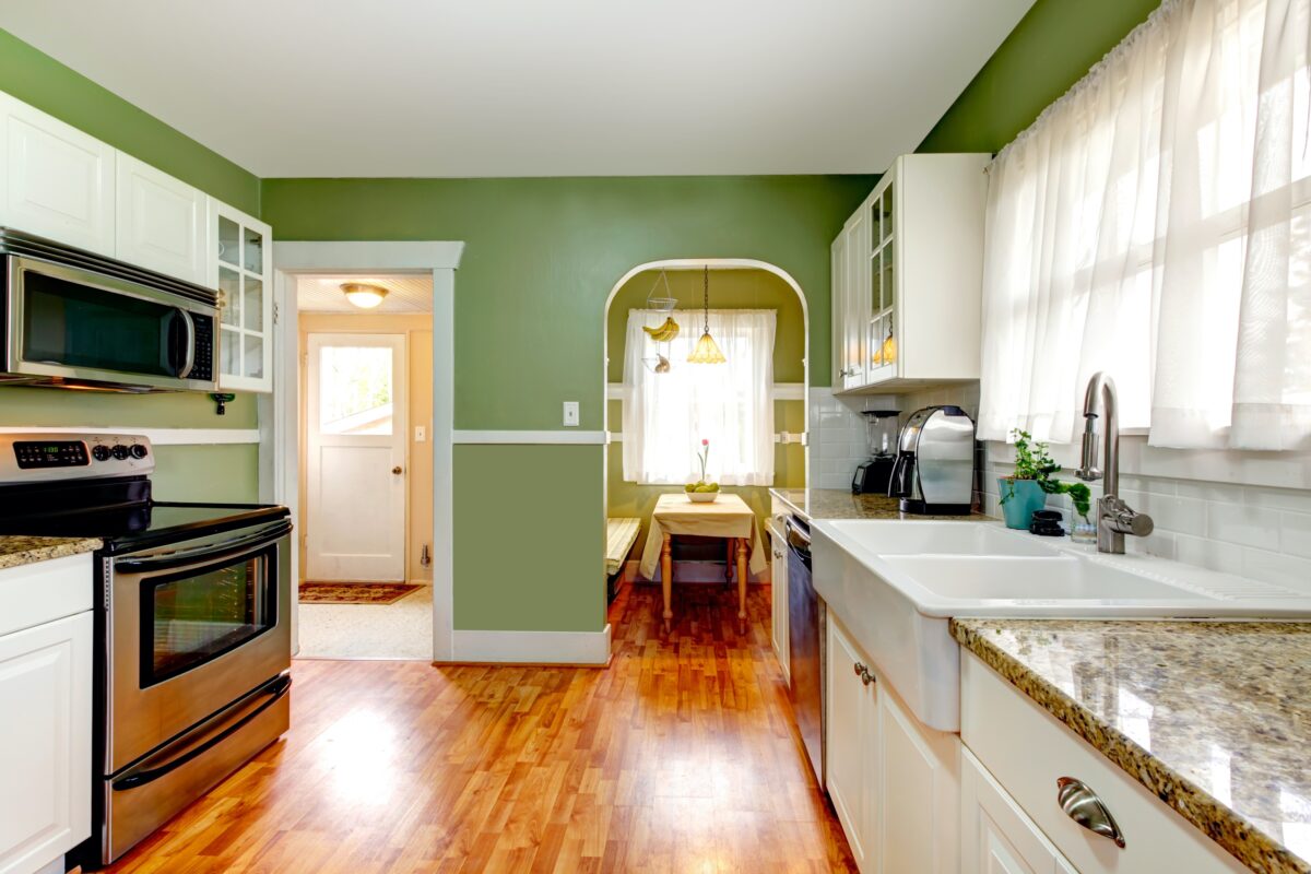 Để ngôi nhà có một vẻ ngoài trông dễ chịu và tự nhiên, những tông màu xanh lá ấm áp sẽ là một lựa chọn tuyệt vời. (Ảnh: Dreamstime/TNS)