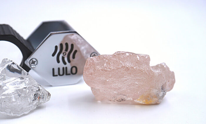 Viên kim cương hồng 170 carat được thu hồi từ Lulo, Angola, hôm 27/07/2022. (Ảnh: Công ty kim cương Lucapa qua AP)