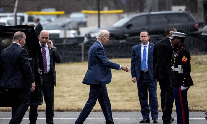 Tổng thống Joe Biden khởi hành từ Bệnh viện Quân y Quốc gia Walter Reed ở Bethesda, Maryland, hôm 16/02/2023. (Ảnh: Andrew Harnik/AP Photo)