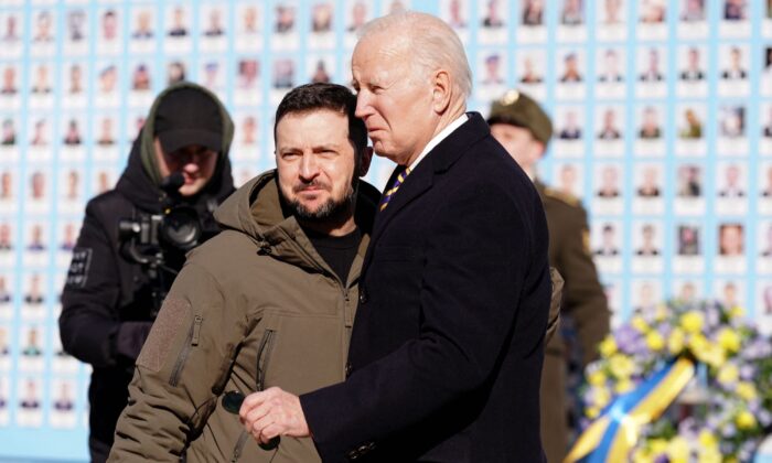 Tổng thống Joe Biden (phải) được Tổng thống Ukraine Volodymyr Zelensky (trái) chào đón trong chuyến công du đến Kyiv, Ukraine, hôm 20/02/2023. (Ảnh: Dimitar Dilkoff/AFP/Getty Images)