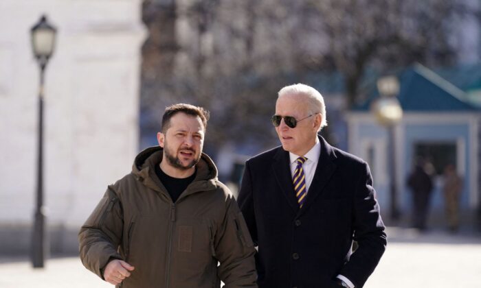 Tổng thống Joe Biden (phải) song hành cùng Tổng thống Ukraine Volodymyr Zelensky (trái) trong chuyến công du đến Kyiv, Ukraine, hôm 20/02/2023. (Ảnh: Dimitar Dilkoff/AFP/Getty Images)