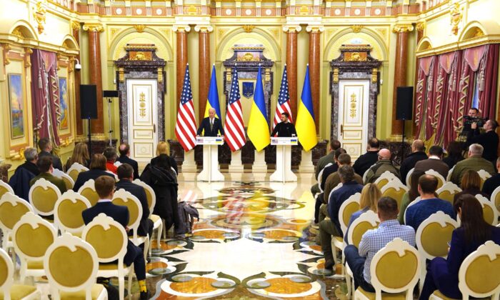 Tổng thống Joe Biden (trái) và Tổng thống Ukraine Volodymyr Zelensky (phải) tham dự một cuộc họp báo ở Kyiv, Ukraine, hôm 20/02/2023. (Ảnh: Dimitar Dilkoff/AFP/Getty Images)