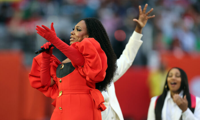 Nữ diễn viên Sheryl Lee Ralph biểu diễn bài hát Lift Every Voice and Sing khai mạc giải đấu Super Bowl lần thứ 57 tại Sân vận động State Farm ở Glendale, Arizona, hôm 12/02/2023. (Ảnh: Gregory Shamus/Getty Images)