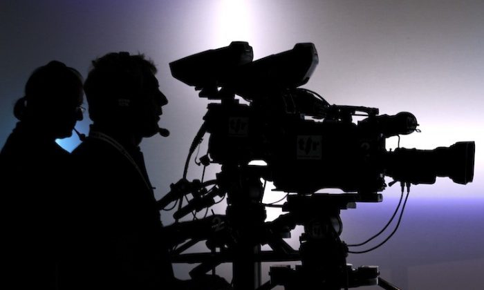 Trong bức ảnh tư liệu này, các chuyên viên quay phim truyền hình đang quay phim tại một trường quay. (Ảnh: Fabrice Coffrini/Getty Images)