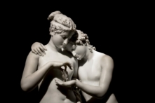 Một chi tiết của bức tượng “Thần Cupid và Psyche,” của nhà điêu khắc Antonio Canova, được tạc vào năm 1808, Chất liệu: Đá cẩm thạch. (Ảnh: Paolo Gallo/Shutterstock)