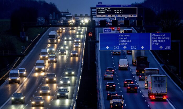 Xe hơi và xe tải chạy trên một xa lộ ở Frankfurt, Đức, hôm 27/01/2023. (Ảnh: Michael Probst/AP Photo)