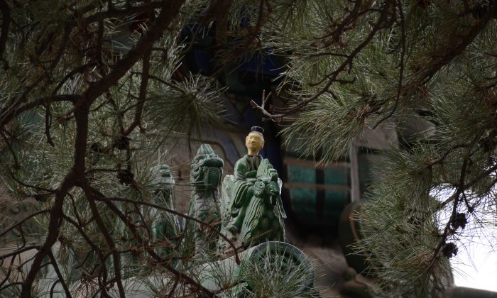 Bức tượng điêu khắc một vị Thần tiên Trung Hoa ở Bắc Kinh. Mặc dù Hữu Huyền có một mối duyên tiền định với Đạo giáo, nhưng tính cách kiêu ngạo đã khiến Hữu Huyền đánh mất cơ duyên trở thành Thần tiên. (Ảnh: YiWenWen/Shutterstock)
