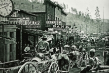 Trung tâm thành phố Deadwood năm 1876. Ông Seth Bullock đã bắt đầu sự nghiệp chấp pháp của mình ở Black Hills vào đầu mùa thu năm 1876. (Ảnh: Tài sản công)