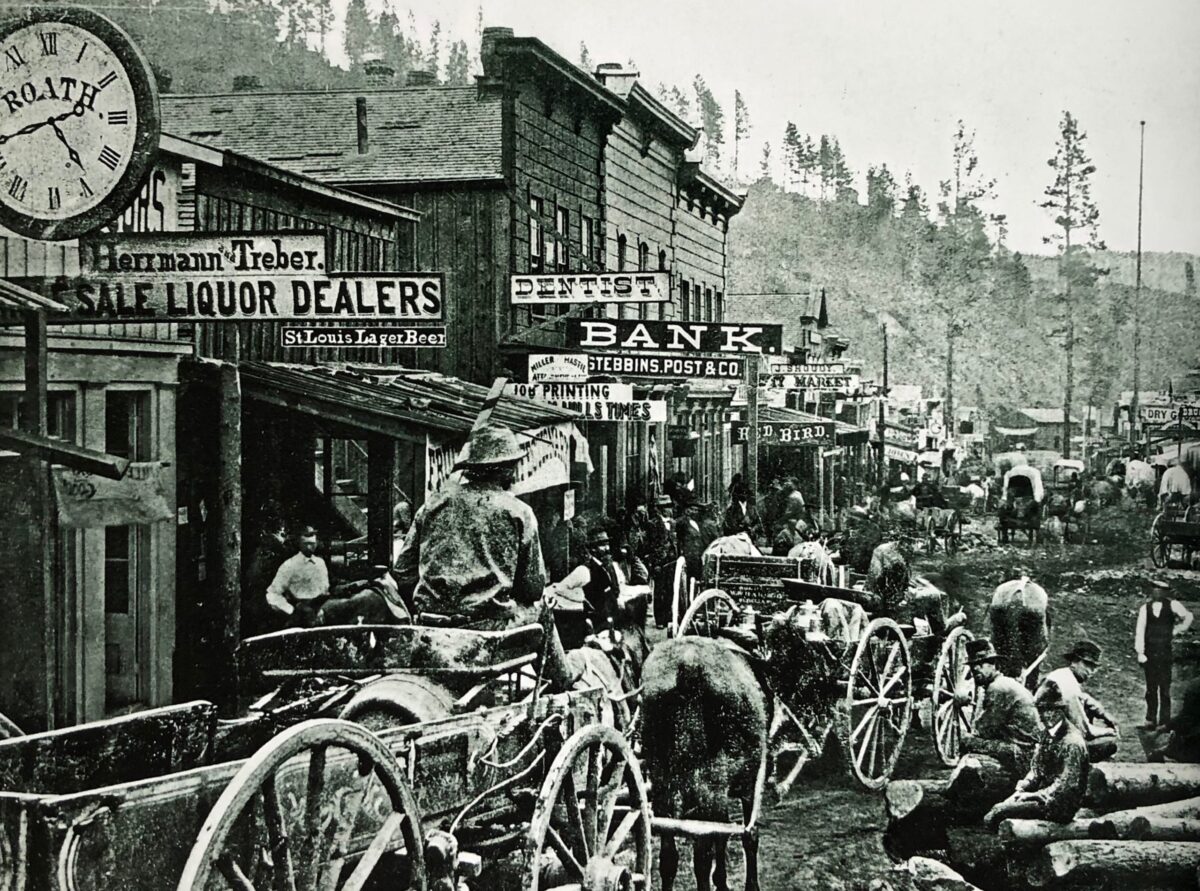 Trung tâm thành phố Deadwood năm 1876. Ông Seth Bullock đã bắt đầu sự nghiệp chấp pháp của mình ở Black Hills vào đầu mùa thu năm 1876. (Ảnh: Tài sản công)