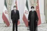 Trong bức ảnh do Tân Hoa Xã của Trung Quốc công bố này, Tổng thống Iran Ebrahim Raisi (phải) và Chủ tịch Trung Quốc Tập Cận Bình chụp ảnh bên lề một cuộc họp tại hội nghị thượng đỉnh Tổ chức Hợp tác Thượng Hải (SCO) ở Samarkand, Uzbekistan hôm 16/09/2022. Ông Ebrahim Raisi đến thăm Trung Quốc trong chuyến công du ba ngày vào thứ Ba, 14/02/2023, theo lời mời của Chủ tịch Trung Quốc Tập Cận Bình. (Ảnh: Shen Hong/Tân Hoa Xã qua AP, Ảnh tư liệu)