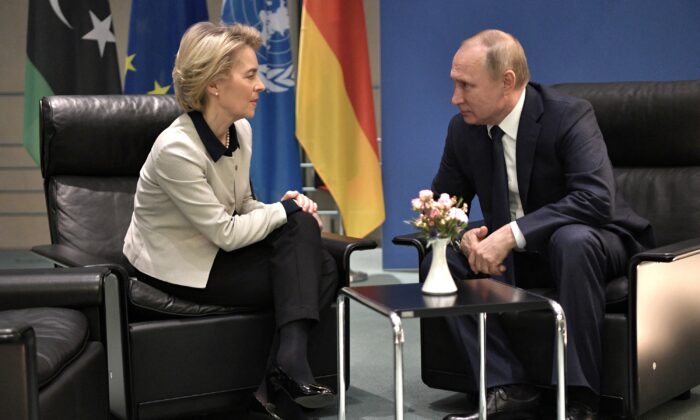 Tổng thống Nga Vladimir Putin và Chủ tịch Ủy ban  u Châu Ursula von der Leyen gặp nhau bên lề hội nghị thượng đỉnh Libya tại Berlin vào ngày 19/01/2020. (Ảnh: Sputnik/Aleksey Nikolskyi/Kremlin/Reuters)