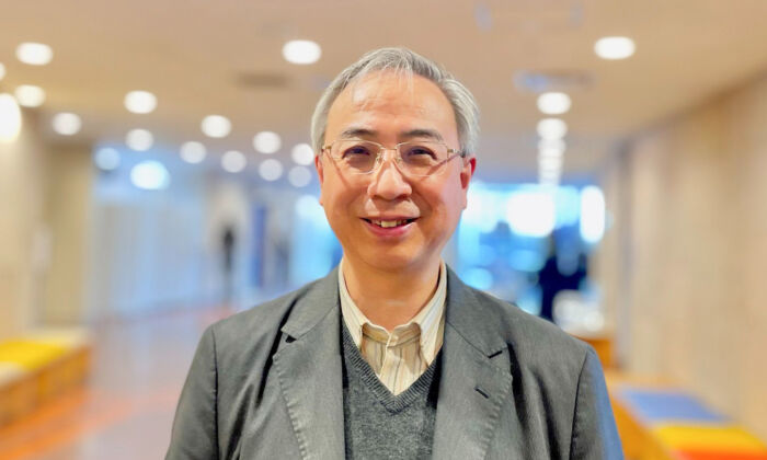 Ông Fukaya Yukio, cựu thành viên hội đồng quản trị của một công ty vận tải nổi tiếng Nhật Bản, thưởng lãm Nghệ thuật Biểu diễn Shen Yun tại Trung tâm Văn hóa tỉnh Tochigi ở thành phố Utsunomiya, Nhật Bản, hôm 22/01/2023. (Ảnh: Wang Wenliang/The Epoch Times)