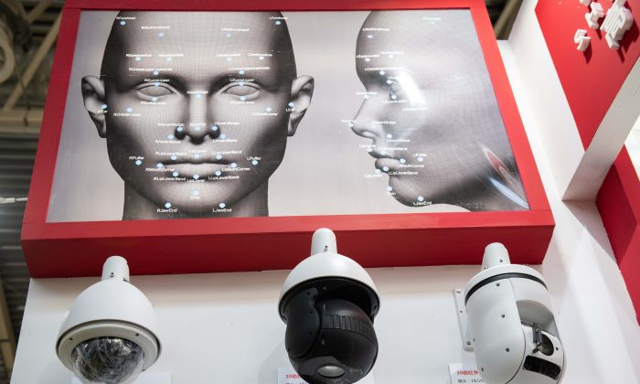 Camera an ninh AI tích hợp công nghệ nhận dạng khuôn mặt được trưng bày tại Triển lãm Quốc tế Trung Quốc lần thứ 14 về An toàn và An ninh Công cộng ở Bắc Kinh vào ngày 24/10/2018. (Ảnh: Nicolas Asfouri/AFP/Getty Images)