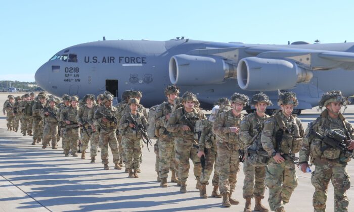 Lính nhảy dù của Lục quân Hoa Kỳ được khai triển từ Phi trường Lục quân Pope, North Carolina, vào ngày 01/01/2020. (Ảnh: Đại úy Robyn Haake/Lục quân Hoa Kỳ/AFP qua Getty Images)