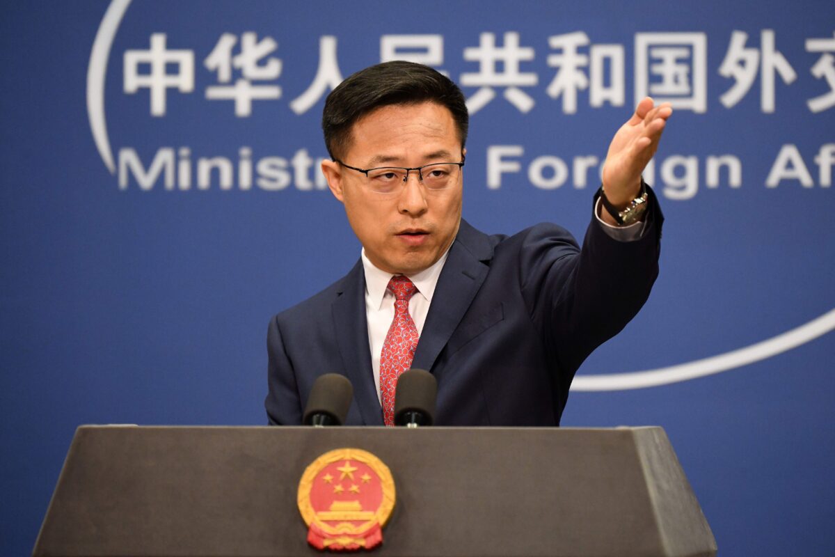 Phát ngôn viên Bộ Ngoại giao Trung Quốc Triệu Lập Kiên trả lời một câu hỏi tại cuộc họp báo thường nhật ở Bắc Kinh hôm 08/04/2020. (Ảnh: AFP qua Getty Images)