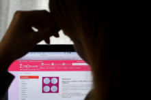 Một phụ nữ nhìn vào một viên thuốc phá thai (RU-486) hiển thị trên máy điện toán ở Arlington, Virginia, vào ngày 08/05/2020. (Ảnh: Douliery/AFP qua Getty Images)