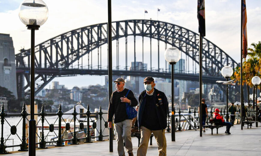 Một người đàn ông đeo khẩu trang đi trước Cầu Cảng ở Sydney, NSW, Úc vào ngày 22/07/2020. (Ảnh: Saeed Khan/AFP via Getty Images)