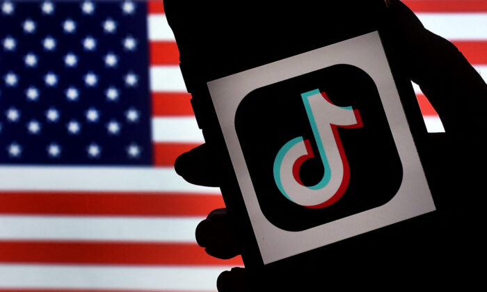 Logo của ứng dụng mạng xã hội TikTok hiển thị trên màn hình một chiếc iPhone trên nền cờ Mỹ ở Arlington, tiểu bang Virginia, ngày 03/08/2020. (Ảnh: Olivier Douliery/AFP qua Getty Images)